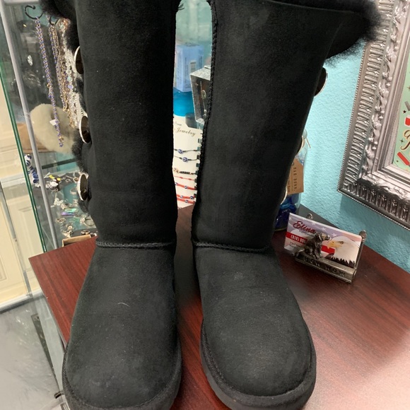 UGG 3 bling buttons boots. Size 7 - Picture 10 of 10